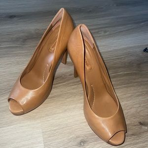 NWOT BCBG MA Dune Heels